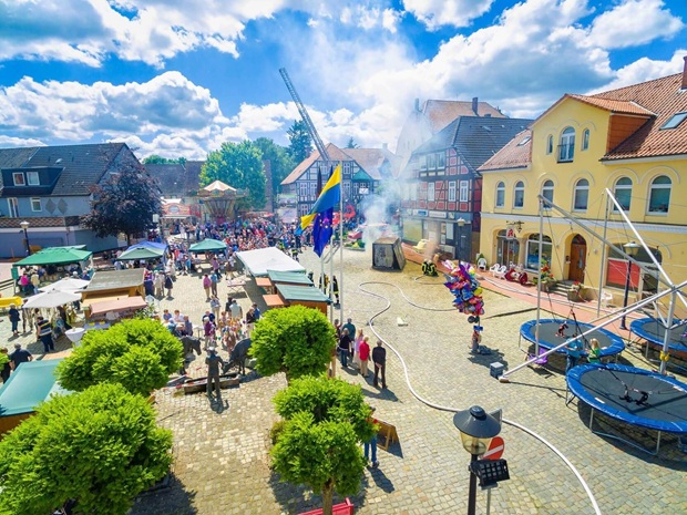 Drohnenfoto einer Innenstadtveranstaltung mit Besuchern und Feuerwehr