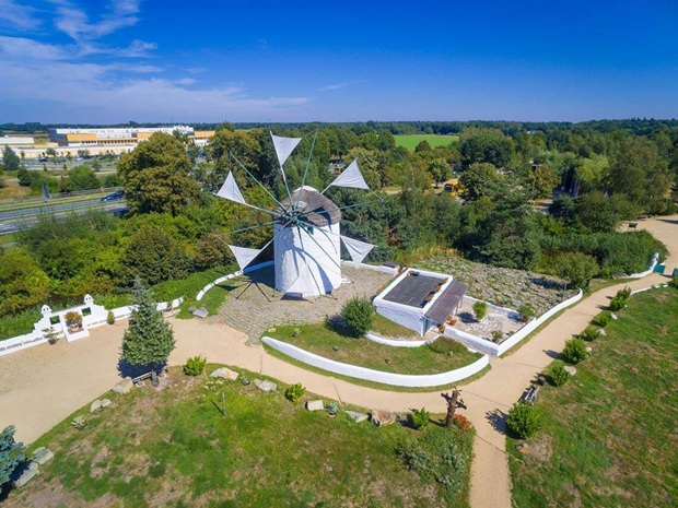 Drohnenfoto einer historischen Windmühle mit Parkanlage