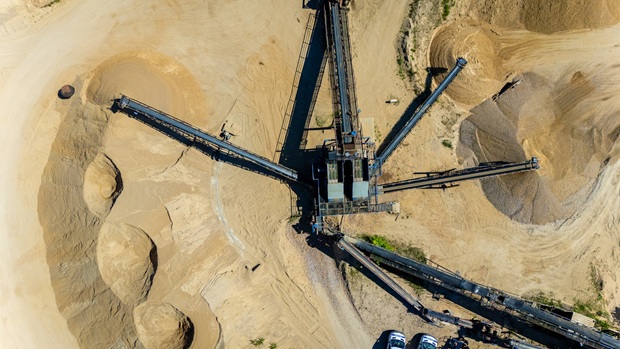 Dokumentation der Infrastruktur und Zuwegung in einem aktiven Tagebau aus der Vogelperspektive.