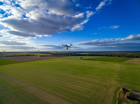 Drohnenfoto: Drohne im Flug über landwirtschaftlichen Flächen – Grüneflügel