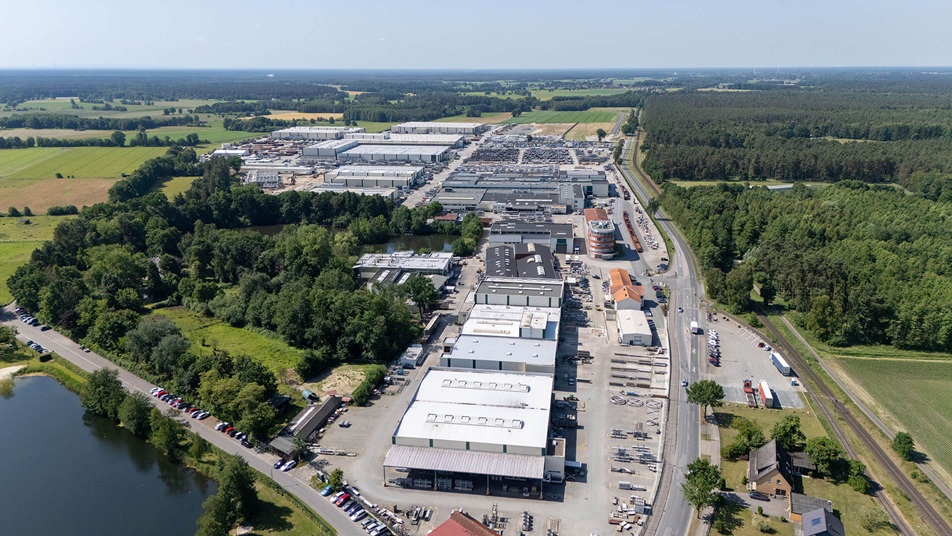Großflächiges Luftbild vom Gewerbegebiet in Knesebeck mit Industriehallen, Logistikflächen und Bahnanbindung.