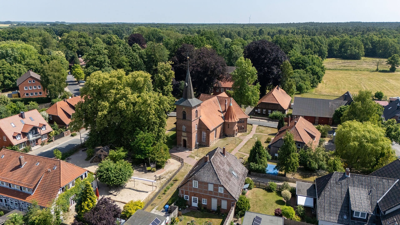 Luftaufnahme vom Zentrum in Knesebeck mit der St. Katharinen-Kirche und historischen Fachwerkhäusern.