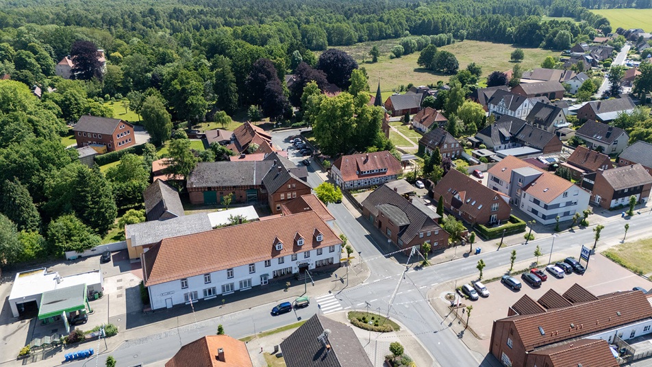Luftaufnahme vom Ortskern in Knesebeck mit zentraler Kreuzung, Tankstelle und historischen Gebäuden.