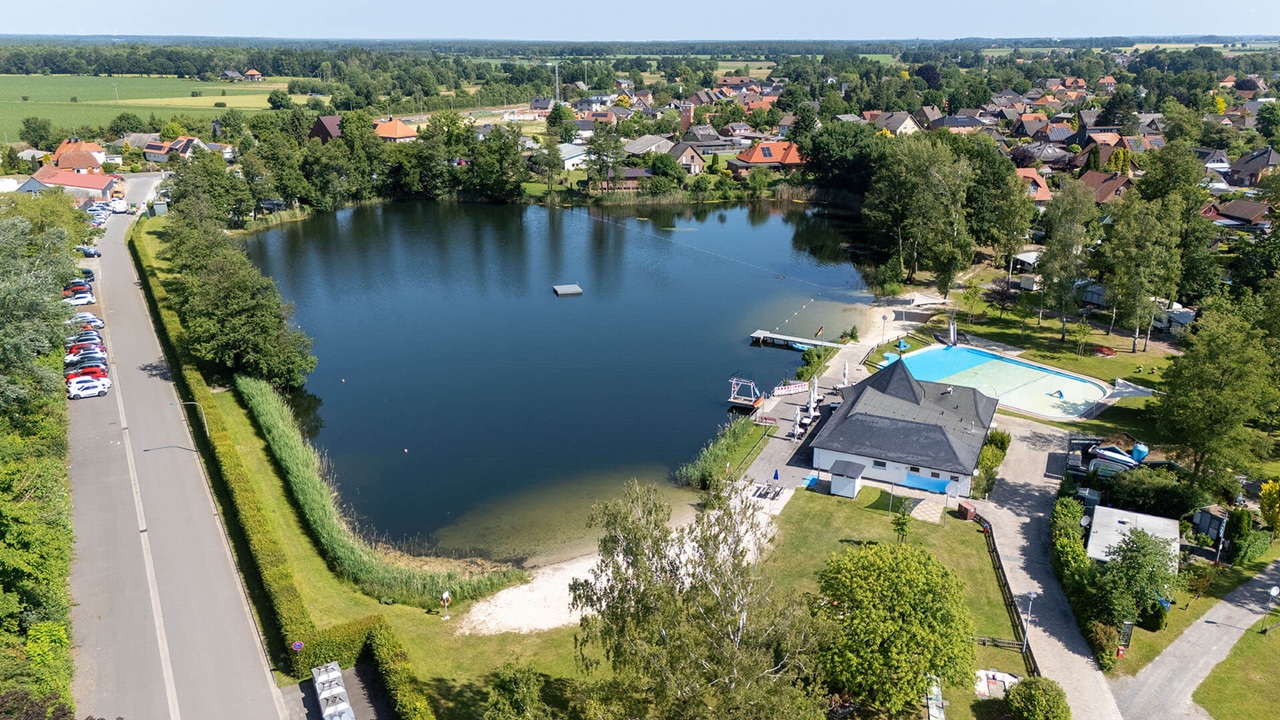 Luftbild vom Strandbad Knesebeck mit Badesee, Freibadbecken und Campingplatz aus der Drohnenperspektive.