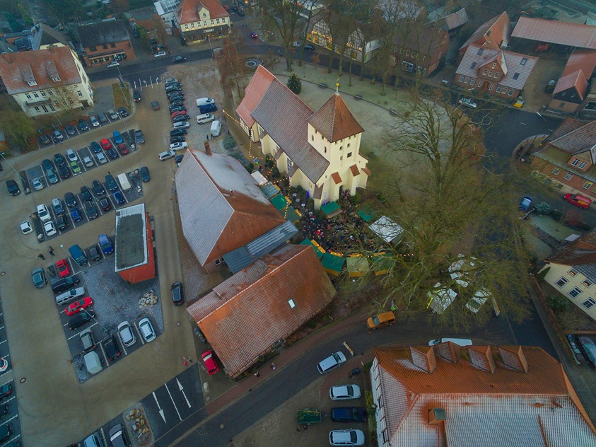 Luftbild vom Weihnachtsmarkt am Isenhagener Kirchplatz in Hankensbüttel mit St. Pankratius Kirche.
