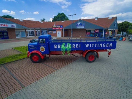 Drohnenaufnahmen Brauerei Wittingen – historischer LKW auf dem Marktplatz