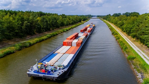 Luftaufnahme eines Transportschiffs auf dem Elbe-Seitenkanal mit Drohne