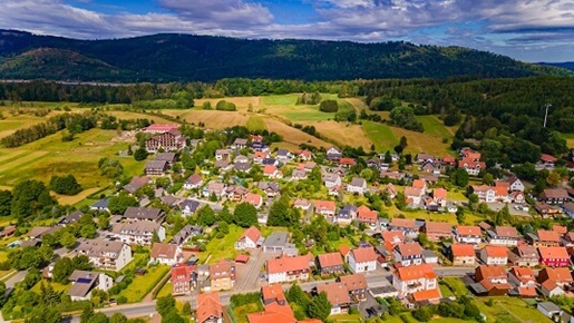 Drohnenfoto Wolfshagen im Harz – Ortsübersicht mit Harzbergen im Hintergrund