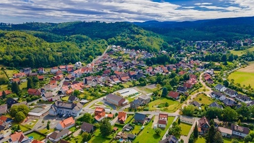 Drohnenfoto Wolfshagen im Harz – Wohnbebauung und Wald im Hintergrund