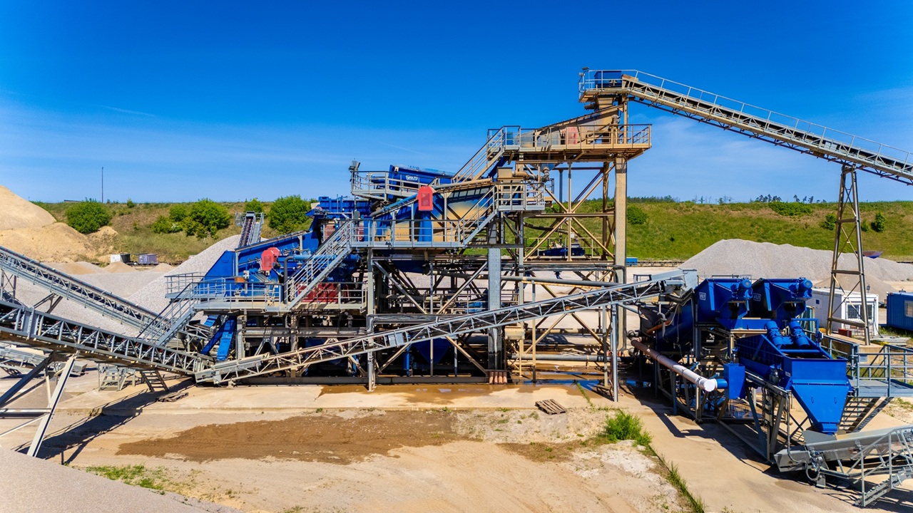 Panorama-Luftbild eines Rohstoffwerks zur gewerblichen Nutzung und Standortplanung.