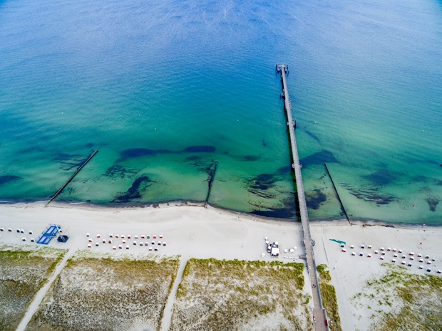 Luftaufnahme der Seebrücke Graal-Müritz mit Strand und Ostsee