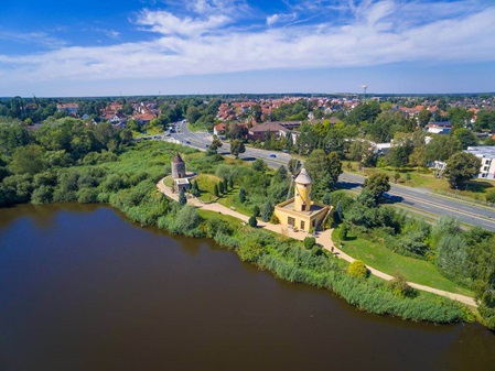 Luftaufnahmen vom Gifhorn Mühlenmuseum in Niedersachsen.