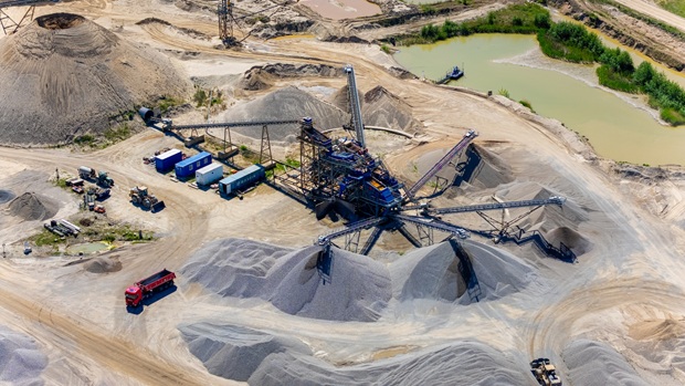 Technische Inspektion einer Verarbeitungsanlage im Tagebau mittels hochauflösender Drohnenfotografie.