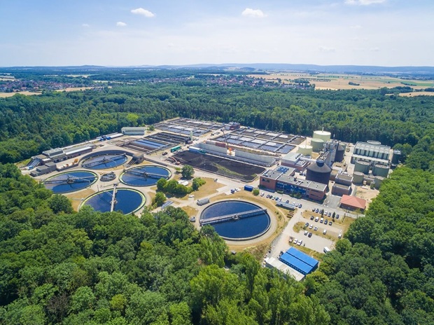 Luftaufnahme des Klärwerks Gümmerwald mit Klärbecken und Betriebsanlagen