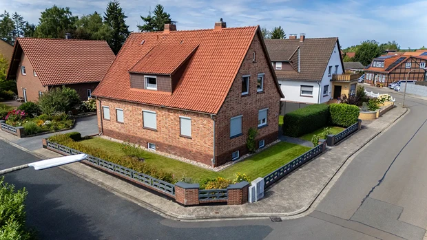 Luftaufnahme eines gepflegten Eigenheims mit Garten in Knesebeck