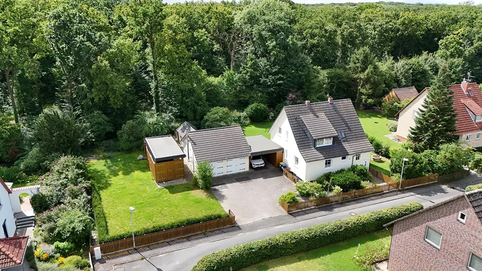 Luftaufnahme eines Einfamilienhauses mit Garten und Nebengebäuden in Bevenrode