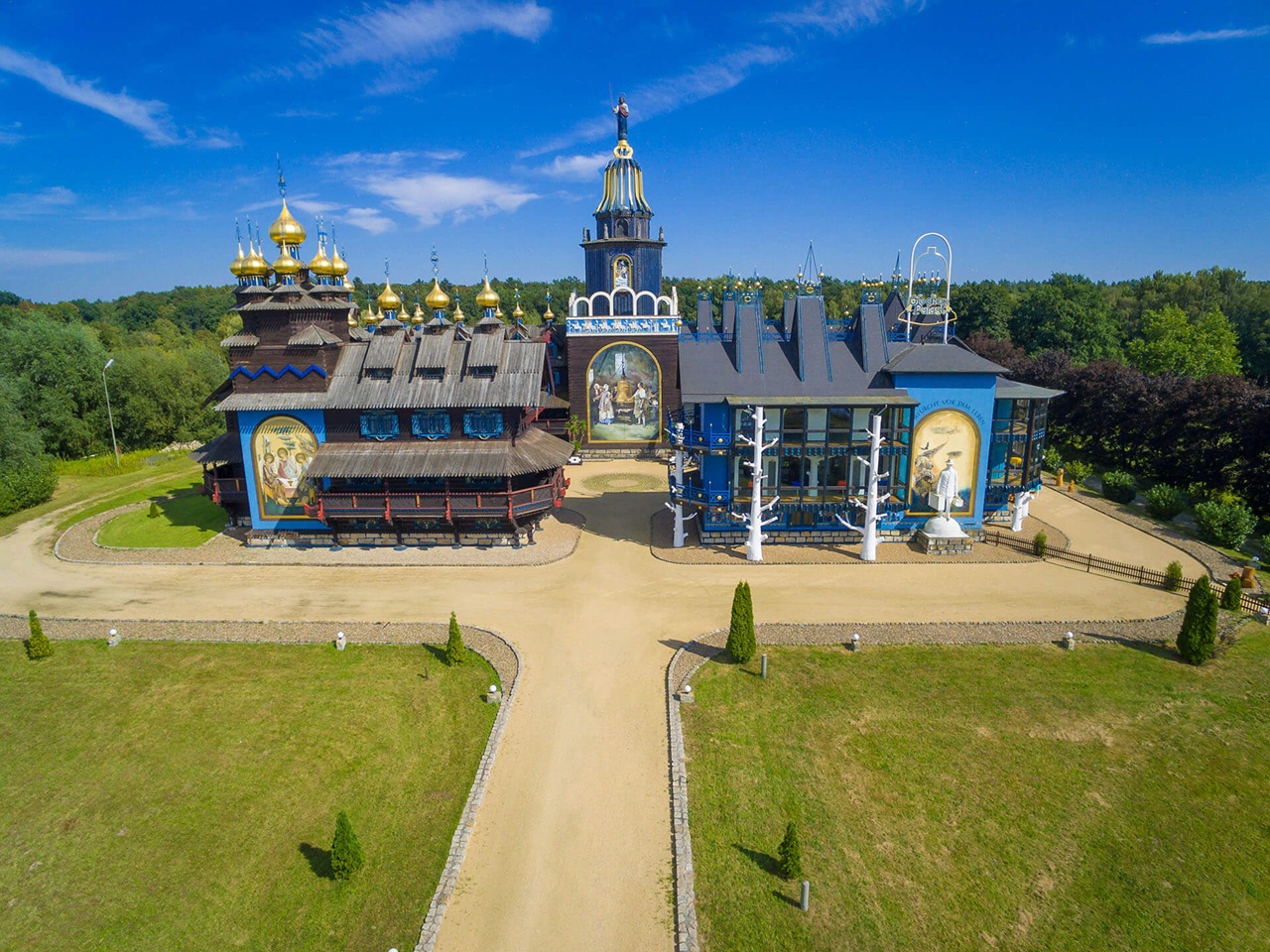 Luftaufnahme vom Glocken-Palast im Mühlenmuseum Gifhorn mit Drohne