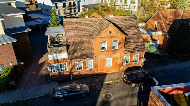 Luftaufnahme eines roten Backsteinhauses in Geesthacht