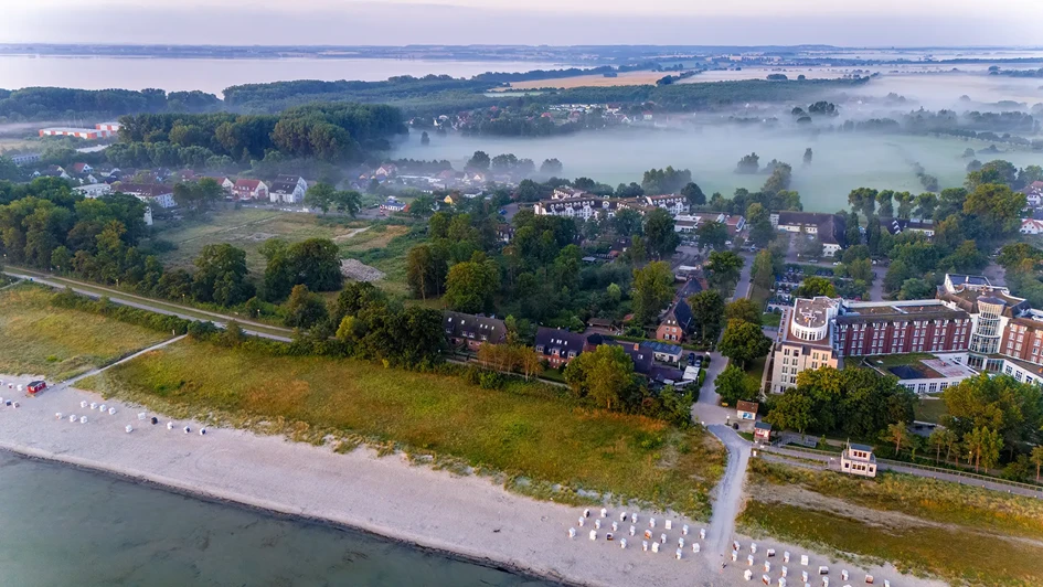 Luftbild vom Ostseebad Boltenhagen mit Strand, Küste und Landschaft