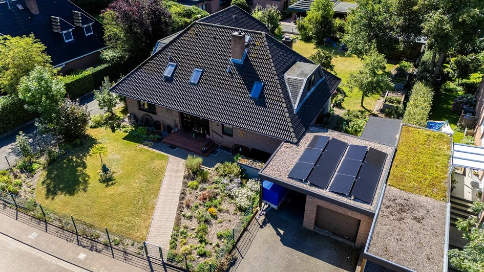 Luftbild eines Wohnhauses mit Garten, Garage und Solaranlage