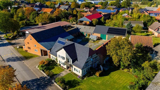 Luftbild eines Wohnhauses mit großem Grundstück und Nebengebäuden in Radenbeck