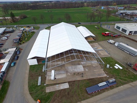 Zelt beim Aufbau für die Nordkreismesse Wittingen 2016