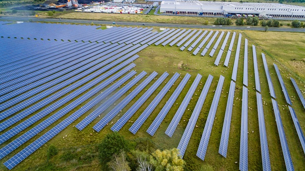 Luftbild eines Solarparks in Oranienburg zur Unternehmensdokumentation