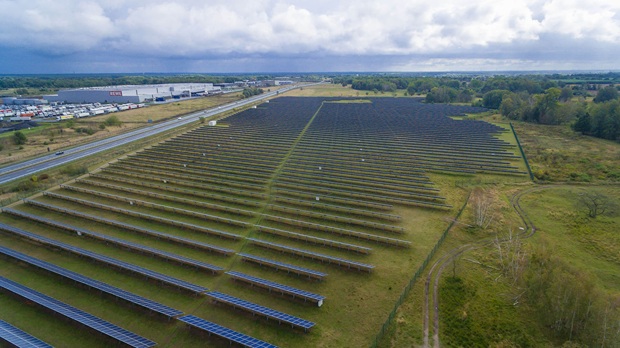 Luftaufnahme eines Solarparks in Oranienburg mit Photovoltaikflächen
