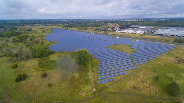 Drohnenaufnahme von Solarmodulflächen im Solarpark Oranienburg
