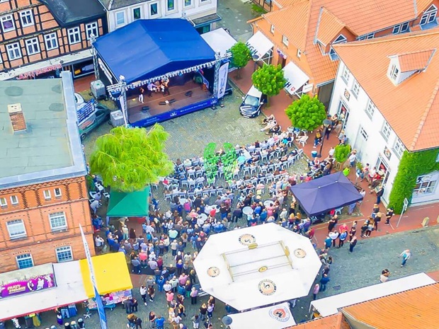 Luftaufnahme eines Sommerfestes in Wittingen mit Bühne und Besucherbereich