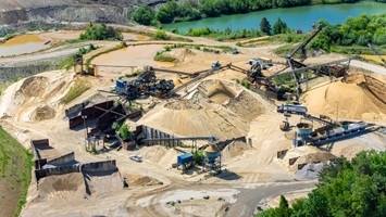 Visuelle Daten für die Abbauplanung in der Kiesindustrie durch präzise Drohnenaufnahmen.