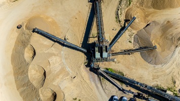 Dokumentation der Infrastruktur und Zuwegung in einem aktiven Tagebau aus der Vogelperspektive.