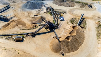 Drohnenaufnahme von Kieshalden zur Vorbereitung einer digitalen Volumenmessung und Bestandsaufnahme.