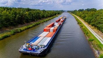 Beeindruckendes Drohnenfoto eines Transportschiffs aus der Vogelperspektive für gewerbliche Webseiten im Bereich Transportwesen.
