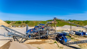 Detailaufnahme von Förderbändern und Siebanlagen in einem Werk zur technischen Überwachung.