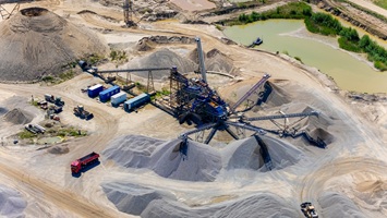 Technische Inspektion einer Verarbeitungsanlage im Tagebau mittels hochauflösender Drohnenfotografie.