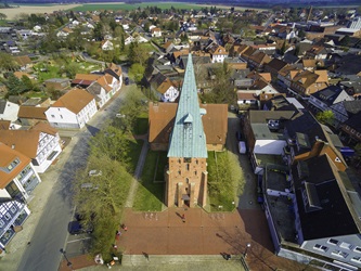 Grüneflügel_luftaufnahmen-Kirche-wittingen