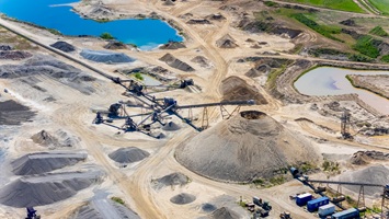 Detailreiches Luftbild eines Sandwerks zur Dokumentation der Rohstoffgewinnung und Lagerflächen.