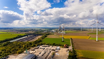 Hochauflösendes Luftbild eines Windrads zur Visualisierung technischer Anlagen im Bereich erneuerbare Energien.