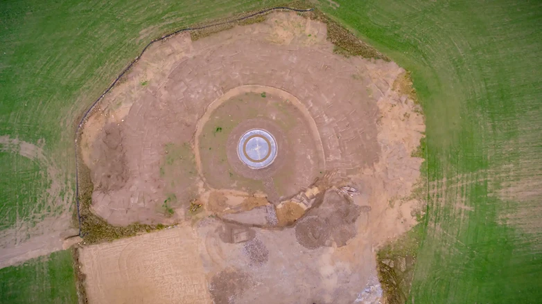 Senkrechtaufnahme eines Windkraftanlagen-Fundaments während der Bauphase