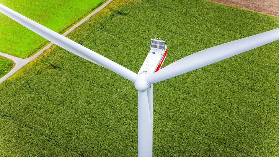 Blick von oben auf Nabe, Gondel und Rotorblätter einer Windkraftanlage