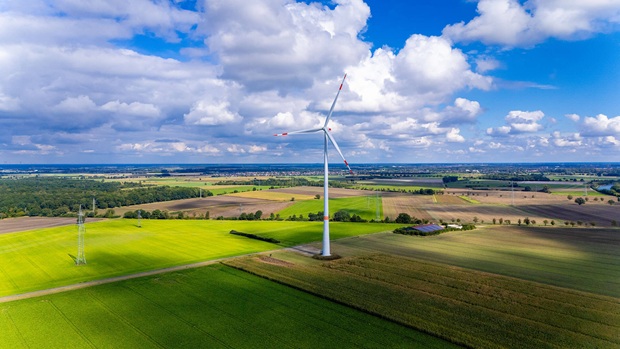 Luftbild einer Windenergieanlage im Windpark Peine